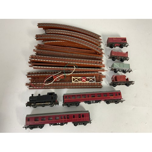 352 - TRIANG TT COLLECTION, JINTY, 2 X MK 1 COACHES, TRACK, WAGONS ETS