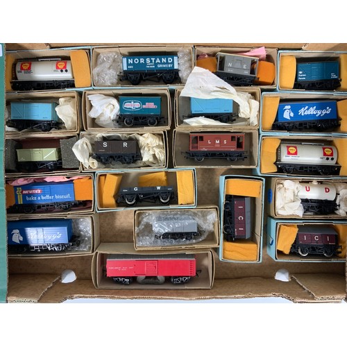 257 - 20 TRIANG / HORNBY MODEL RAILWAY WAGONS, NON ORIGINAL BOXES