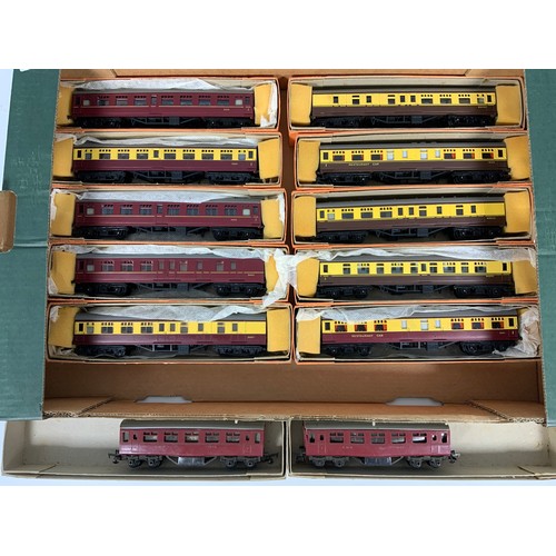 266 - TRIANG EARLY MK1 COACHES, FOR WR, LM REGIONS, CARMINE & CREAM, MAROON & CHOCOLATE & CREAM, ALL IN NO... 