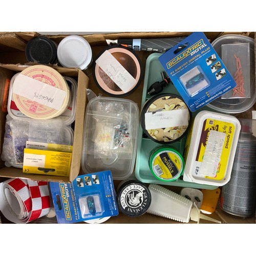 189 - AN INTERESTING BOX OF SCALEXTRIC & OTHER MODEL CAR SPARES, PARTS ETC, PLUS DIGITAL PARTS CHIPS ETC &... 