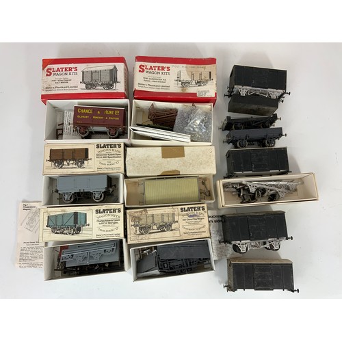 453 - 0 GAUGE MODEL RAILWAY, COLLECTION OF SLATERS MODEL WAGON KITS, SOME MADE, SOME NEED FINISHING WORK, ... 