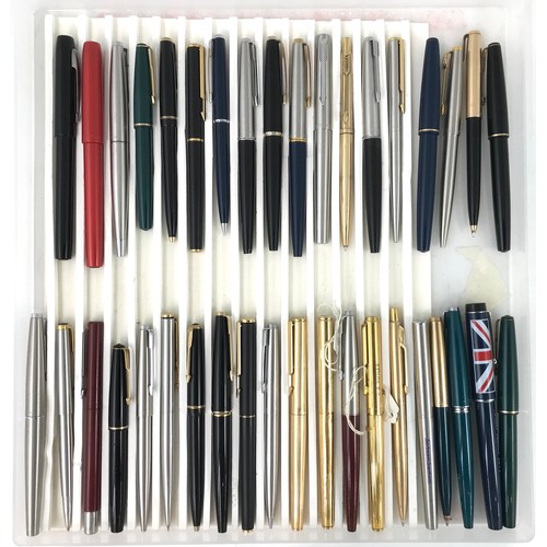 299 - A COLLECTION OF PARKER PENS, INCLUDING FOUNTAIN PENS, BALLPOINTS, PENCILS ETC