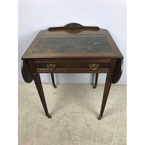 618 - MAHOGANY DESK ON SQUARE TAPERED LEGS WITH CASTERS