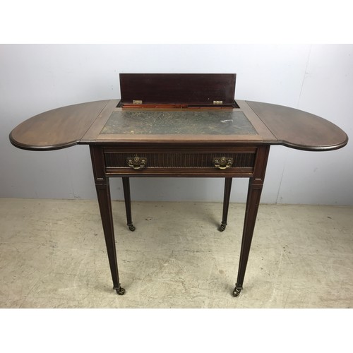618 - MAHOGANY DESK ON SQUARE TAPERED LEGS WITH CASTERS