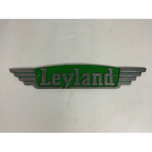 31 - LEYLAND, CAST BADGE, 51 CM, AN EARLY LORRY BADGEM GREEN BACKGROUND WITH ALUMINIUM WINGS & LEYLAND WO... 