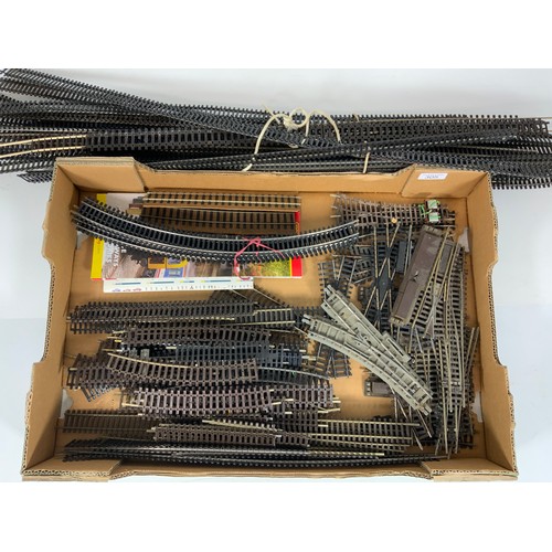 305 - 00 GAUGE MODEL RAILWAY TRACK, 14 POINTS, 2 DIAMOND CROSSOVERS, PLUS SEVERAL STRAIGHTS ETC