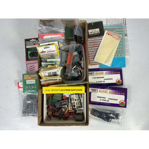 310 - MODEL RAILWAY PACKET ACCESSORIES, BACHMANN, MODEL SCENE, DAPOL,  ETC.