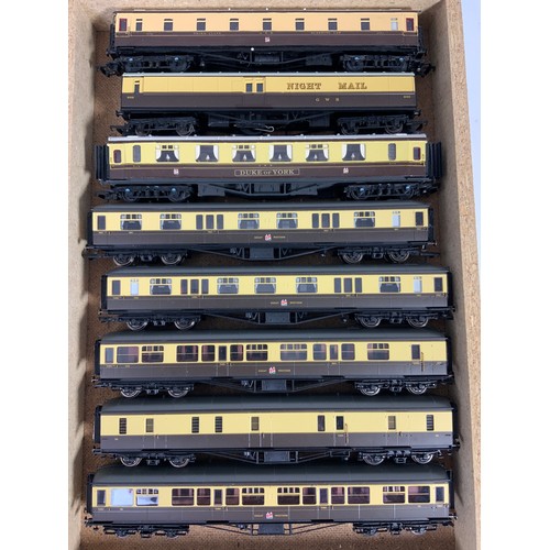 321 - 8 U/B HORNBY & OTHER GWR MODEL RAILWAY COACHES, GREAT WESTERN RAILWAY