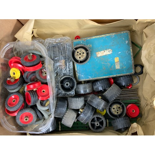 83 - MECCANO, 4 TRAYS OF COMPONENTS, WHEELS, GIRDERS, PLATES & PLINTHS, A GOOD QUANTITY OF A MIXTURE OF C... 