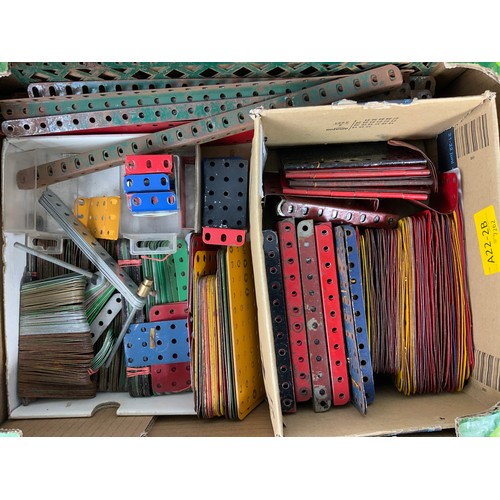 83 - MECCANO, 4 TRAYS OF COMPONENTS, WHEELS, GIRDERS, PLATES & PLINTHS, A GOOD QUANTITY OF A MIXTURE OF C... 