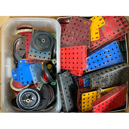 83 - MECCANO, 4 TRAYS OF COMPONENTS, WHEELS, GIRDERS, PLATES & PLINTHS, A GOOD QUANTITY OF A MIXTURE OF C... 