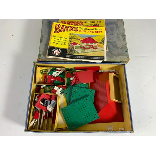 98 - BAYKO BUILDING SET IN BOX & A WOODEN CASED SET OF PHILLIPS MECHANICAL ENGINEER,