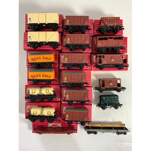 409 - 16 HORNBY DUBLO RED BOXED WAGONS INC BLUE SPOT FISH 4300 X2, 4301 BANANA VAN X6, 4857 EXPORT UNITED ... 