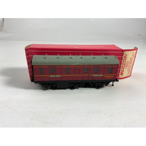 407 - HORNBY DUBLO, BOXED SCARCE 4076 SIX WHEELED PASSENGER BRAKE VAN, IN GOOD CONDITION