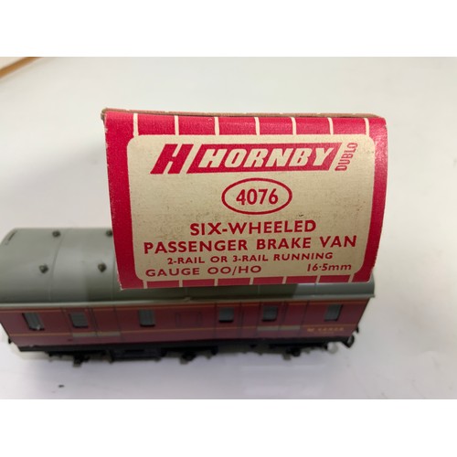 407 - HORNBY DUBLO, BOXED SCARCE 4076 SIX WHEELED PASSENGER BRAKE VAN, IN GOOD CONDITION