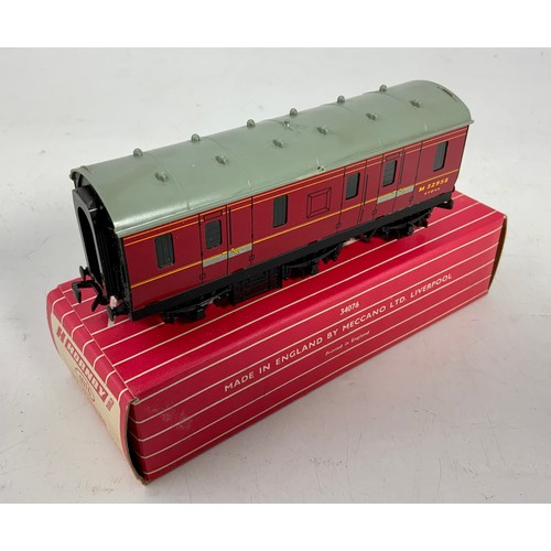 407 - HORNBY DUBLO, BOXED SCARCE 4076 SIX WHEELED PASSENGER BRAKE VAN, IN GOOD CONDITION