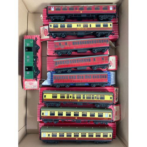 465 - HORNBY DUBLO BOXED & U/B SD COACHES. BOXES ‘DO NOT MARRY’ UP, PLUS WR RESTAURANT CAR, BOXED SR UTILI... 