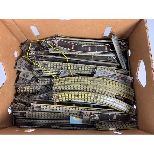 461 - LARGE BOX OF HORNBY DUBLO 3 RAIL TRACK, GOOD CONDITION, POINTS, STRAIGHTS & CURVES