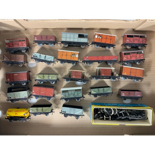 438 - TRAY OF 23 U/B HORNBY DUBLO WAGONS, PLUS SUNDRY WHEELS