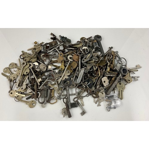 347 - LARGE QUANTITY OF MISC. KEYS (further keys added, please see updated photographs)