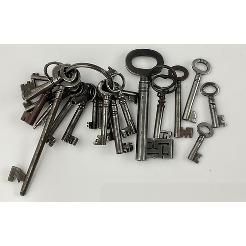 347 - LARGE QUANTITY OF MISC. KEYS (further keys added, please see updated photographs)