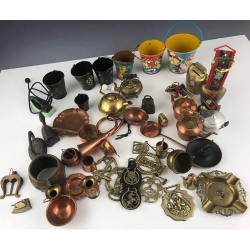 280 - TRAY OF METALWARE INC BRASS & COPPER MINIATURE TEAPOTS, HORSE BRASSES , IRONS ETC