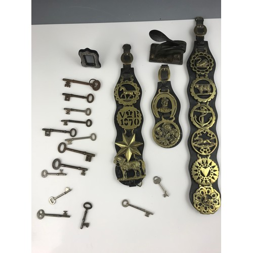 281 - OLD KEYS,  HORSE BRASSES, SILVER PHOTO FRAME AND A DESK SEAL