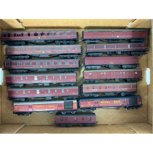 375 - TRAY OF LMS / LM REGION COACHING STOCK, 3 6 WHEEL DINING CARS ALL A/F, MK1 FULL BRAKES, GUV, CCT  RO... 