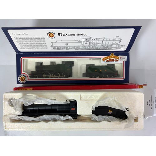 421 - HORNBY R2202, BR 2-8-0 CLASS 2800 LOCOMOTIVE 2861, & BACHMANN 31-801 93XX GWR GREEN 9319, BOTH BOXED