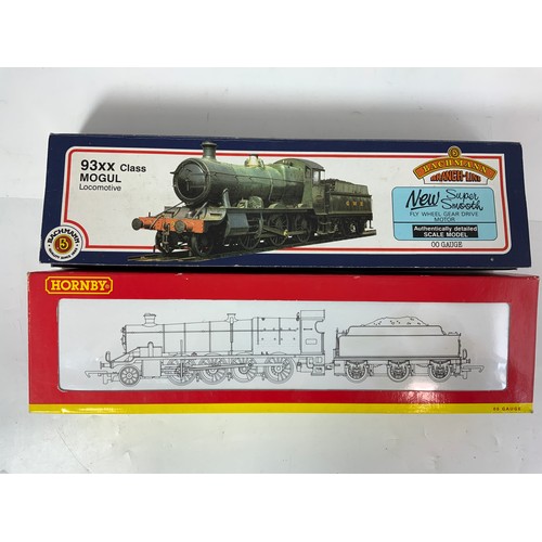 421 - HORNBY R2202, BR 2-8-0 CLASS 2800 LOCOMOTIVE 2861, & BACHMANN 31-801 93XX GWR GREEN 9319, BOTH BOXED