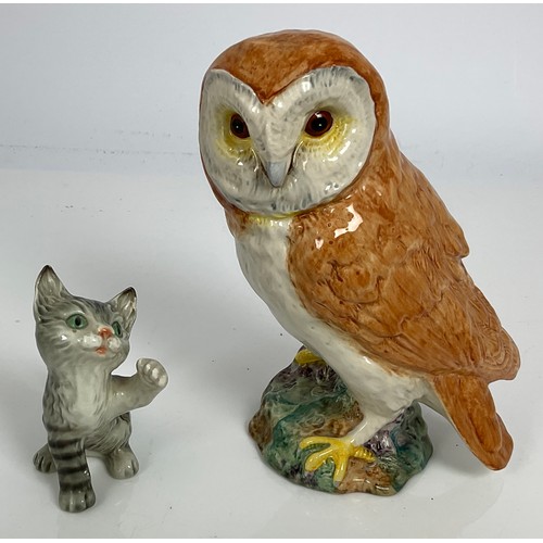 100 - MISC. CHINA AND PORCELAIN TO INCLUDE A TUPTON WARE VASE, LARGE BESWICK OWL, CLARICE CLIFF PLATE, ROY... 