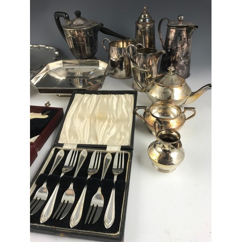 346 - QUANTITY OF MISC. SILVER PLATED WARE INC CASED FISH SERVERS, MAPPIN & WEBB DISHES ETC