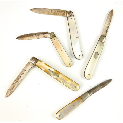 421 - FIVE SILVER SILVER FOLDING FRUIT KNIVES WITH MOTHER OF PEARL HANDLES, INCLUDING GEORGE III AND VICTO... 