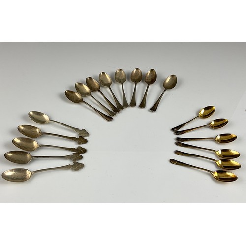 379 - SET OF 6 SILVER GILT TEA SPOONS, SET OF 8 SILVER TEA SPOONS AND 5 SILVER GOLFING SPOONS, TOTAL GROSS... 