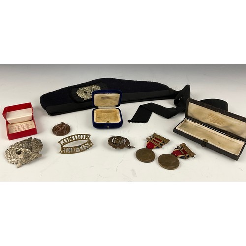 232 - VARIOUS MILITARIA INCLUDING CAP AND CAP BADGES TOGETHER WITH COMMEMORATE MEDALS, MANY RELATING TO LO... 