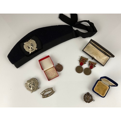 232 - VARIOUS MILITARIA INCLUDING CAP AND CAP BADGES TOGETHER WITH COMMEMORATE MEDALS, MANY RELATING TO LO... 