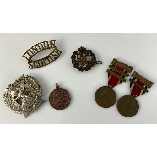 232 - VARIOUS MILITARIA INCLUDING CAP AND CAP BADGES TOGETHER WITH COMMEMORATE MEDALS, MANY RELATING TO LO... 