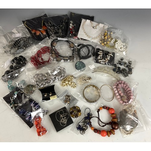 536 - 2 BOXES CONTAINING A LARGE QTY. OF MISC. COSTUME JEWELLERY PLEASE SEE ADDITIONAL PHOTOS