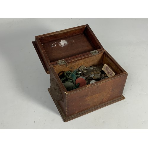 452 - WOODEN BOX WITH A SELECTION OF OLD GB & WORLD COINS, FORCES BANK NOTE, DOG TAG