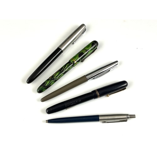 406 - A COLLECTION OF PENS TO INCLUDE, BURNHAM NO.50 GREEN MARBLED FOUNTAIN PEN, SWAN FOUNTAIN PEN, PARKER... 