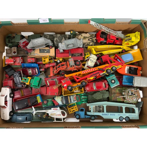 163 - GOOD MIXED TRAY OF DINKY, CORGI & MATCHBOX, INC PULLMORE TRANSPORTER, BEETLE, TANKS, LAND ROVERS ETC... 