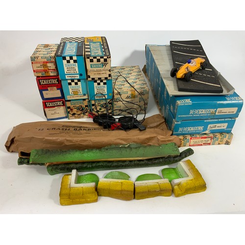 87 - SCALEXTRIC, EARLY ACCESSORIES & MODELS, MM/A228 REFRESHMENT KIOSK, C.160 TRACK, C177 GOODWOOD CHICAN... 