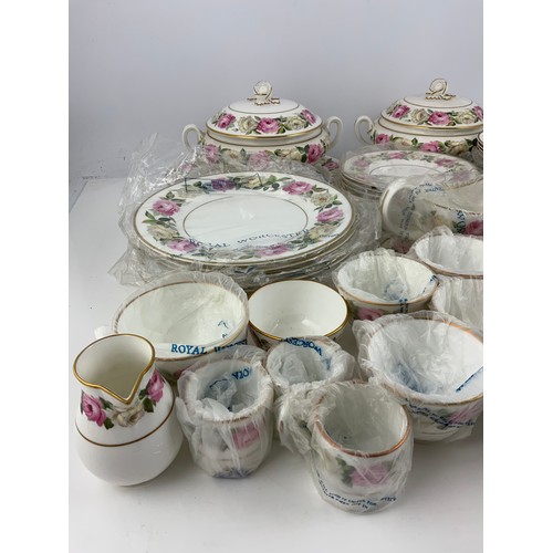 218 - ROYAL WORCESTER ROYAL GARDEN TABLE WARE LITTLE OR NO USE SOME IN ORIGINAL FACTORY PACKAGING 2 TRAYS