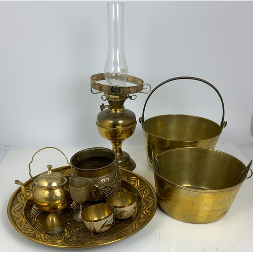 305 - MISCELLANEOUS BRASS WARE INCLUDING 2 JAM PANS, CHARGER, OIL LAMP ETC