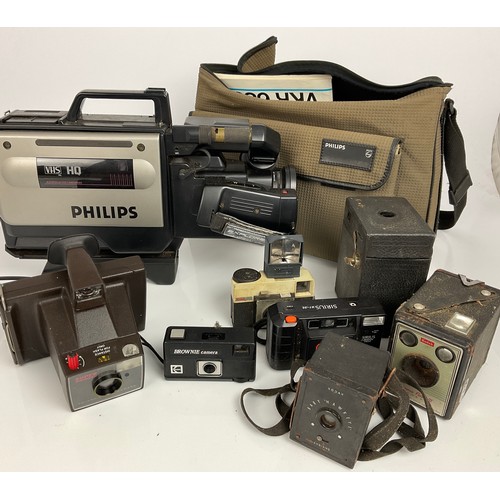 424 - MISCELLANEOUS CAMERA EQUIPMENT INCLUDING VINTAGE VIDEO CAMERA