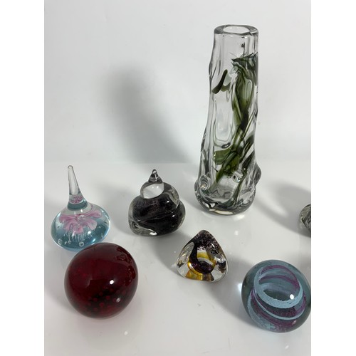 262 - ART GLASS INC VASE & PAPERWEIGHTS