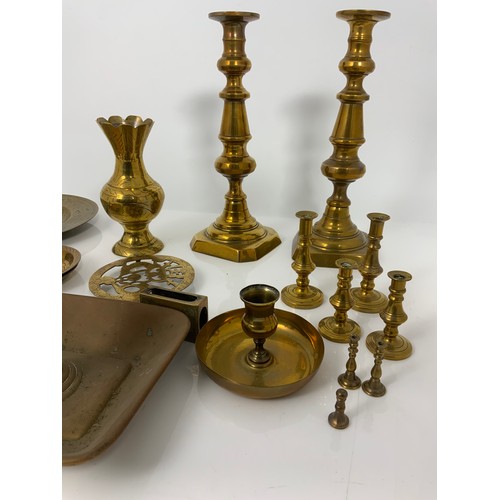 310 - MISCELLANEOUS BRASS WARE INCLUDING PAIR OF LARGE BRASS CANDLE STICKS WITH PUSHERS, CHAMBER STICK AND... 