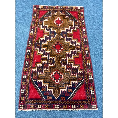 738 - RED GROUND PERSIAN RUG WITH GEOMETRIC DECORATION, APPROX. 185 X 106 cm