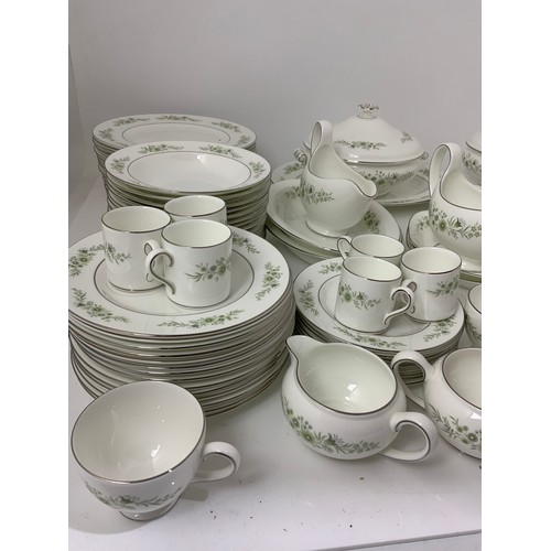 225 - WEDGWOOD WESTBURY PART DINNER SERVICE, LARGE QUANTITY 3 TRAYS