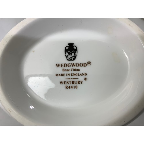 225 - WEDGWOOD WESTBURY PART DINNER SERVICE, LARGE QUANTITY 3 TRAYS